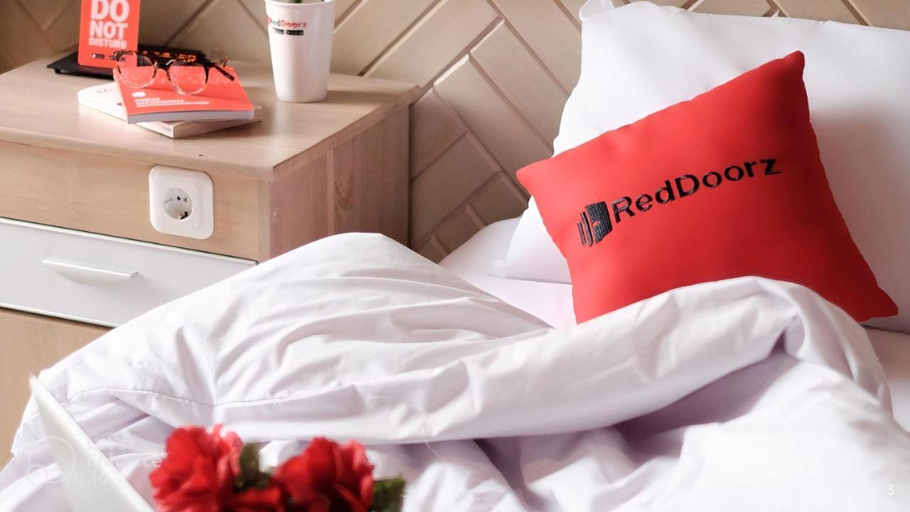 Reddoorz Tahami Hotel Near Kha Van Can Хошимін Екстер'єр фото